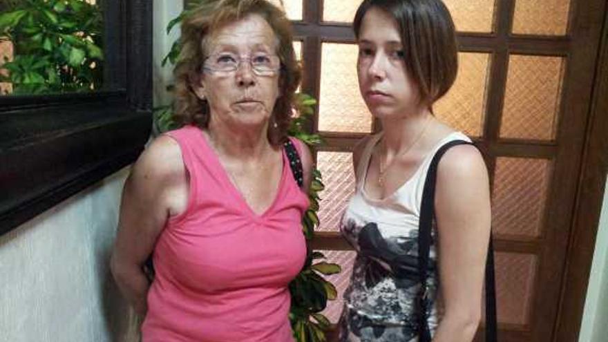 María del Carmen García y su hija Verónica ayer en el despacho de su abogado.