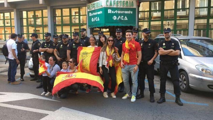 Calurosa acogida en Huesca a 50 policías procedentes de Cataluña