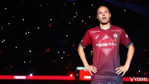 Iniesta, emocionado, tras recibir el homenaje de despedida del Vissel Kobe.