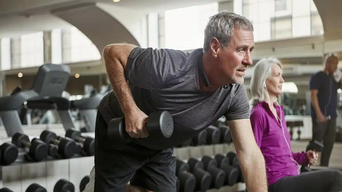 La sarcopenia, pérdida muscular relacionada con la edad, contribuye a la reducción de la fuerza