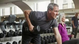La sarcopenia, pérdida muscular relacionada con la edad, contribuye a la reducción de la fuerza