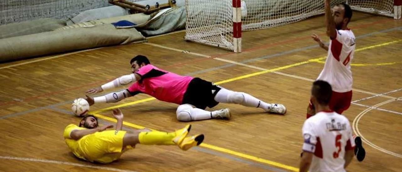 Una jugada del partido entre el Gijón Playas y el Villa de Pravia.