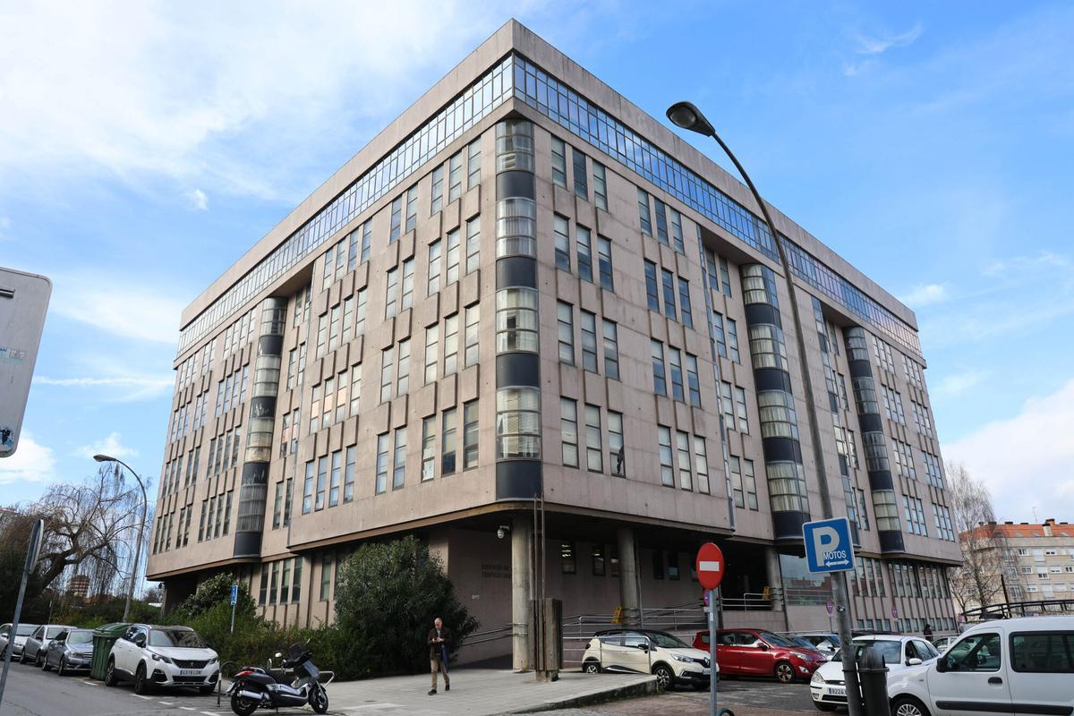 Vista general del edificio que acogía los antiguos juzgados de Vigo en la calle Lalín