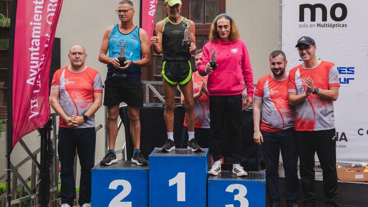 Mar Vázquez, en el cajón 3 del podio de la modalidad máster 60 en la categoría masculina.