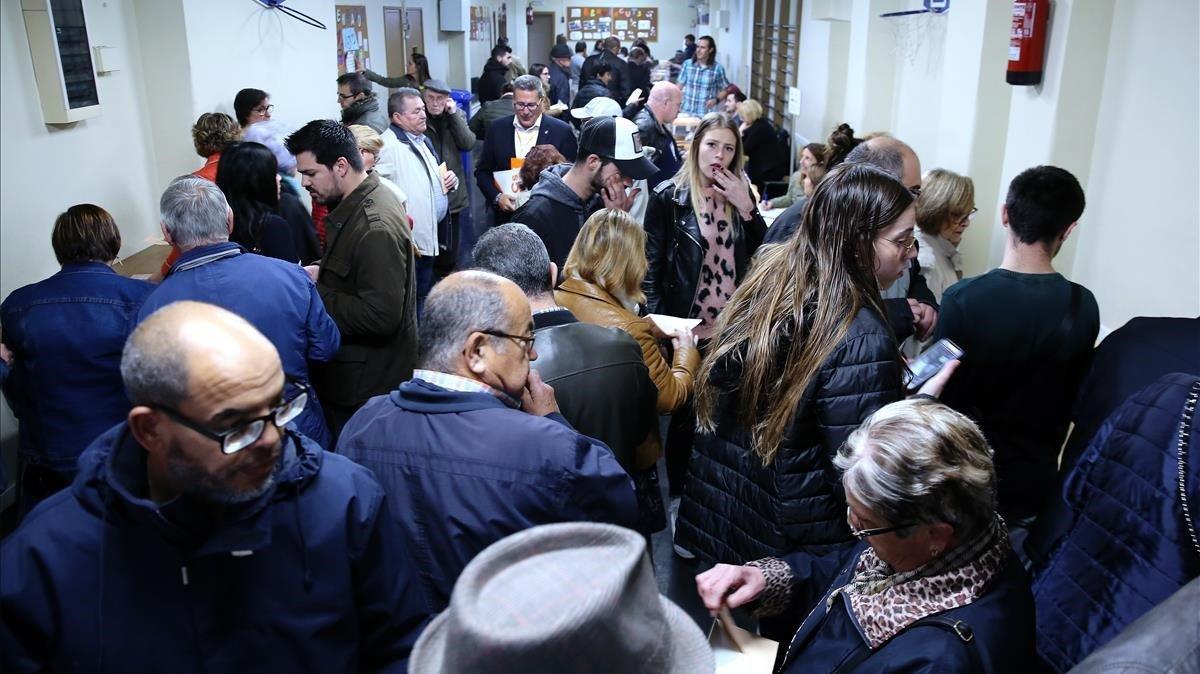 Gran afluencia de votantes en el colegio Santa Marta, en L’Hospitalet.