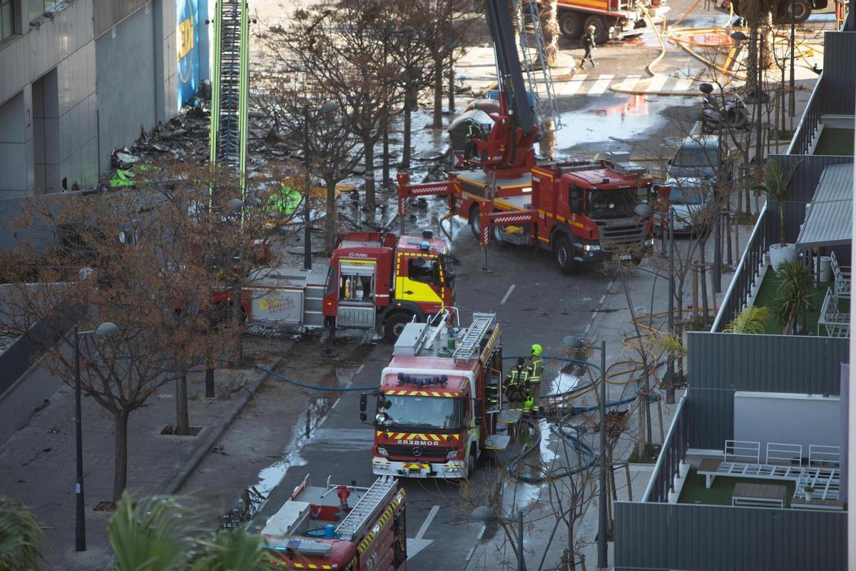 El heroico trabajo de los bomberos en el incendio de Valencia, en imágenes