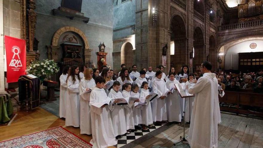 La escolanía San Salvador cantó el &quot;Akáthistos&quot; en San Isidoro