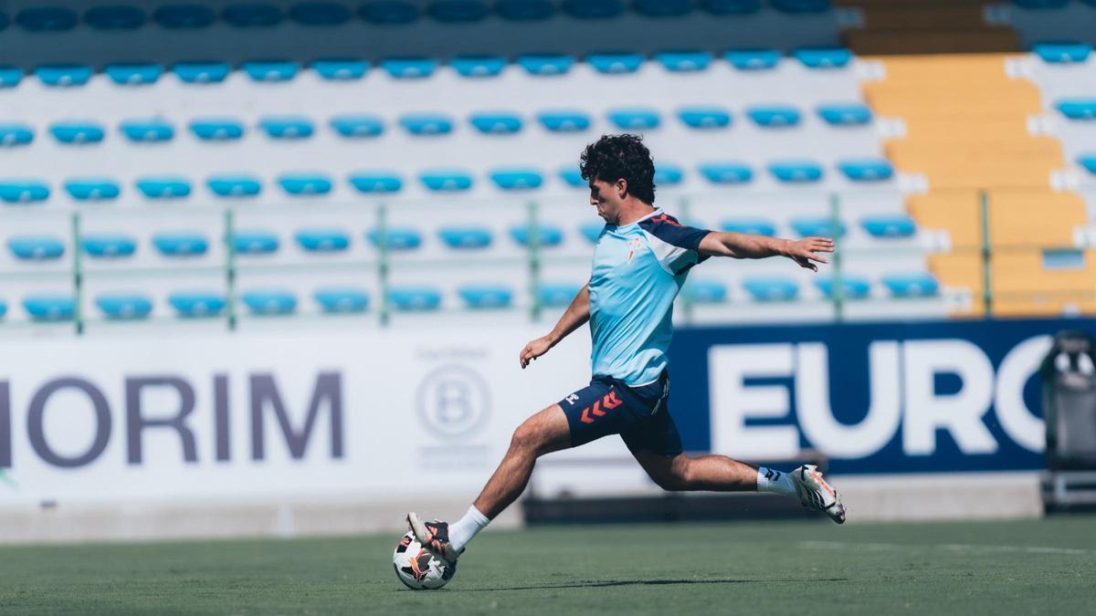 Hugo González, sensación de la pretemporada céltica con seis goles en cuatro encuentros, golpea un balón.