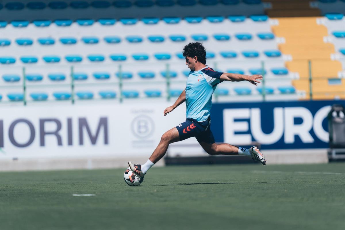 Hugo González, sensación de la pretemporada céltica con seis goles en cuatro encuentros, golpea un balón.