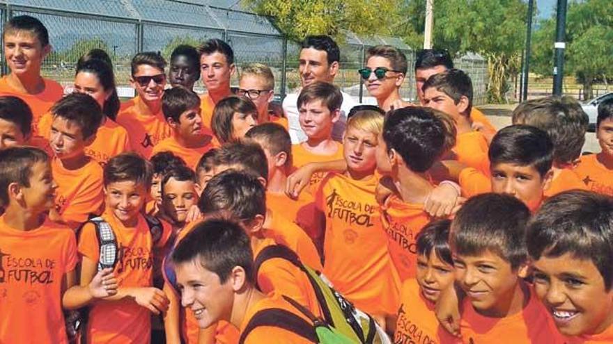 Aduriz visita Son Bibiloni en sus vacaciones en la isla.