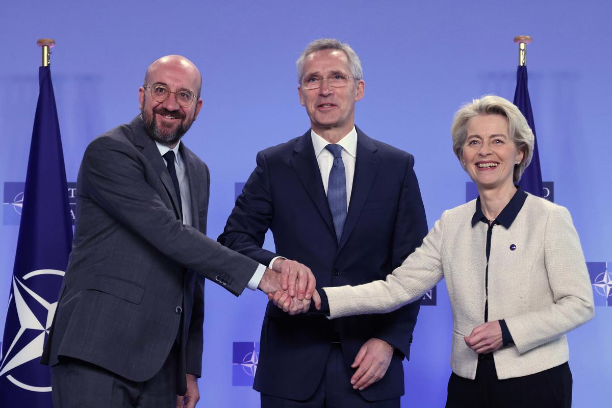 El secretario general de la OTAN, Jens Stoltenberg, entre Charles Michel, presidente del Consejo Europeo, y Ursula Von der Leyen, presidenta de la Comisión Europea, en una declaración en Bruselas el 9 de enero.