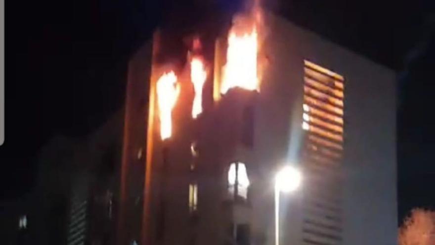 Espectacular incendio en una vivienda deshabitada de un edificio de Las Albarizas