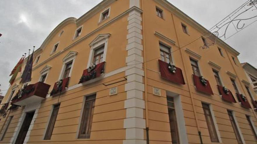 Detalle de la fachada del edificio consistorial de Oliva.