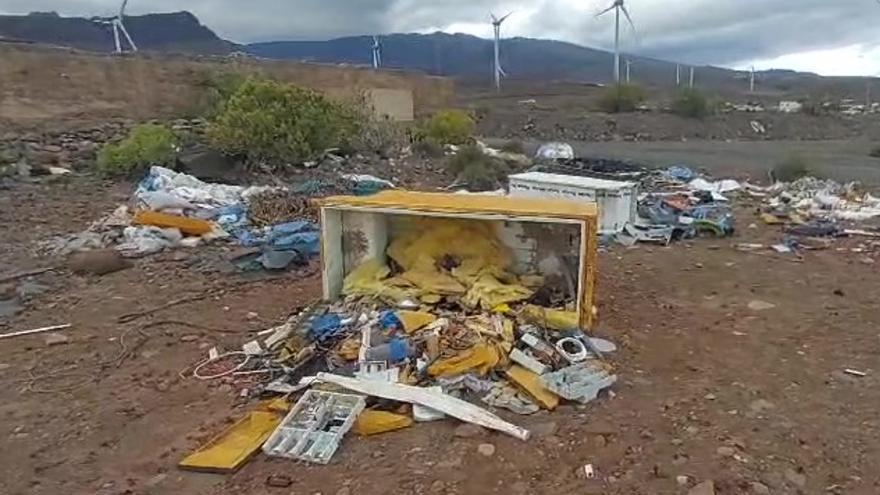 Vertedero &#039;improvisado&#039;: esta es una de las  zonas &#039;invadida&#039; por neveras, tubos y escombros en Gran Canaria