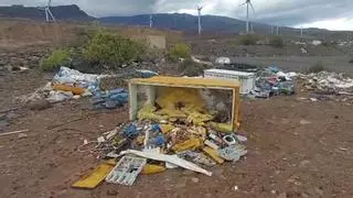 Vertedero 'improvisado': esta es una de las  zonas 'invadida' por neveras, tubos y escombros en Gran Canaria