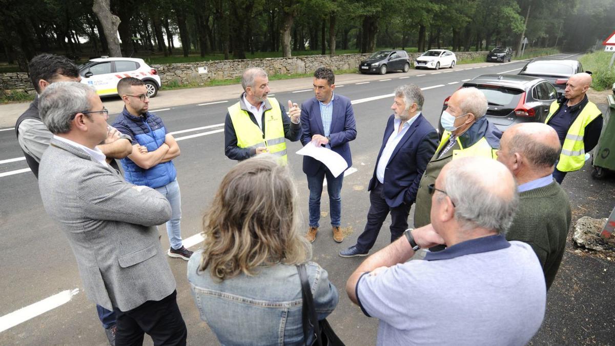 López, con políticos de Silleda, en la presentación de la mejora del vial de Silleda a Laro. |   // BERNABÉ/J.LALÍN