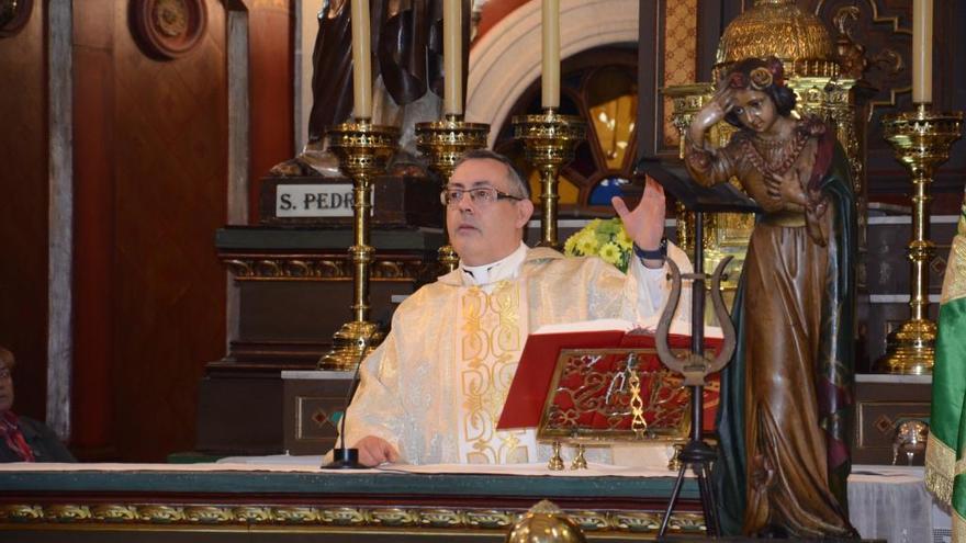 El sacerdote oficiando misa en la iglesia parroquial de San Andrés.