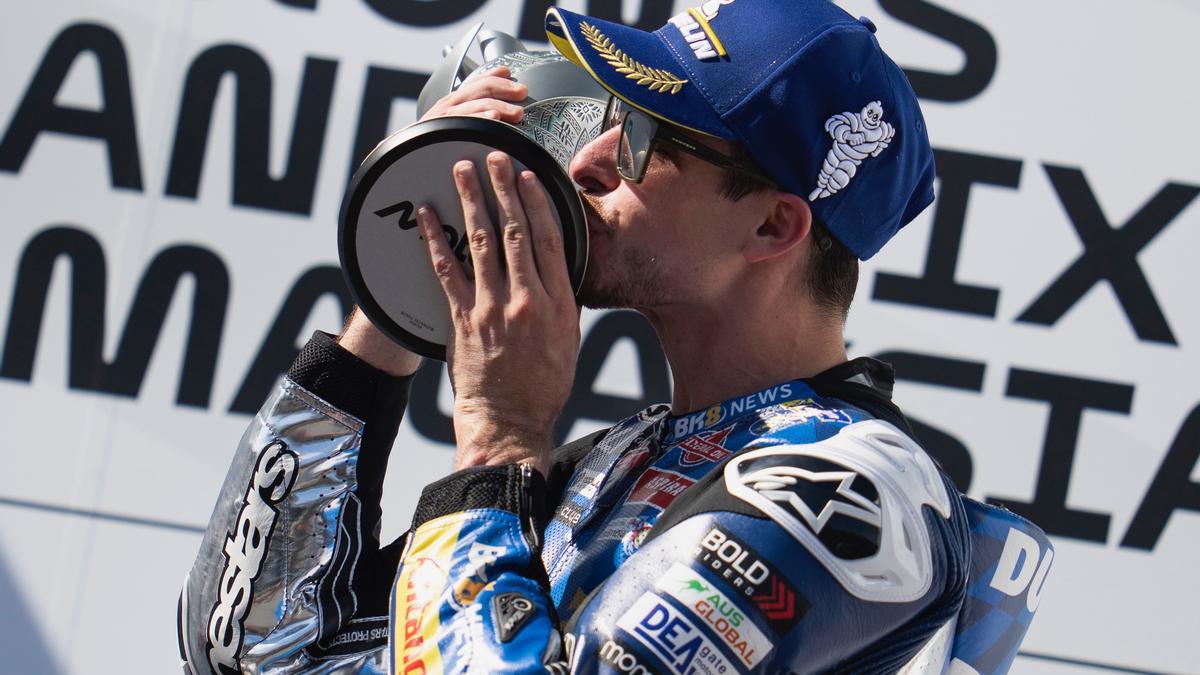 Àlex Márquez besa, el domingo, el trofeo como ganador del GP de Malasia.