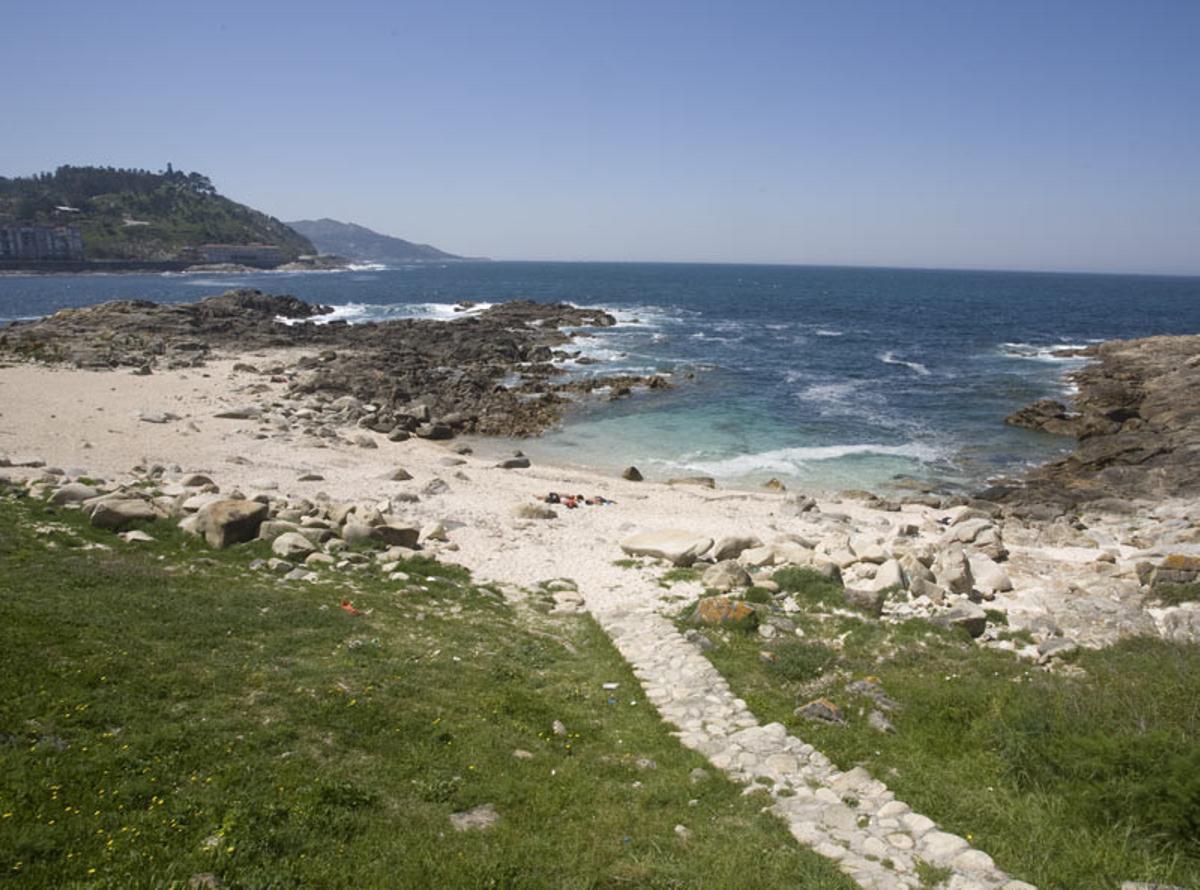 La playa de Os Frades cuenta con arena gruesa, rocas y aguas cristalinas