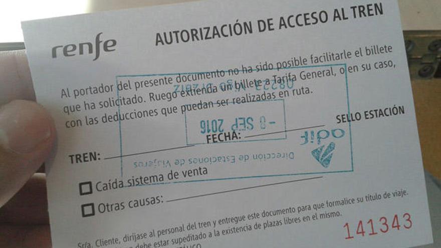 Una de las autorizaciones de paso que se entregaban esta mañana en Vigo. // Fdv