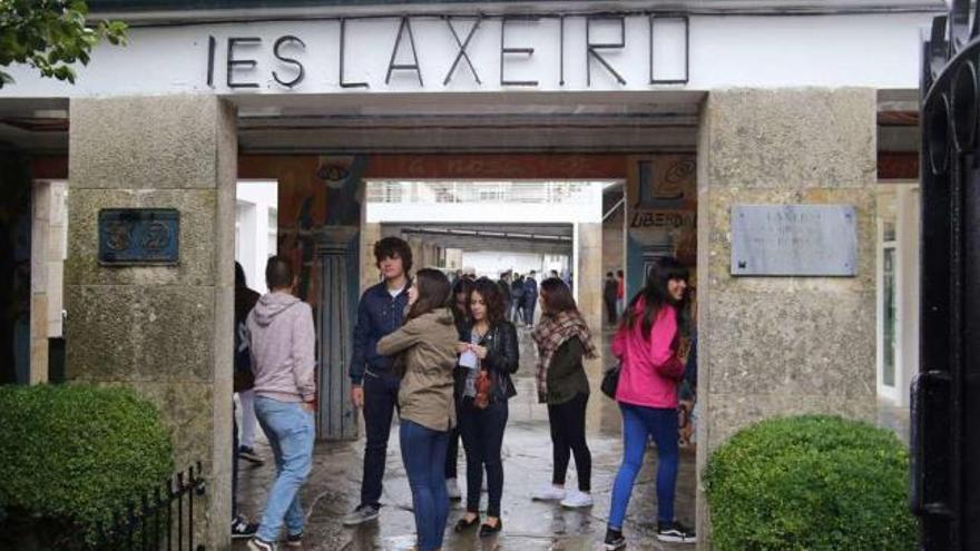 Alumnos a las puertas del IES Laxeiro, en el comienzo del curso 2015-2016. // Bernabé/Gutier