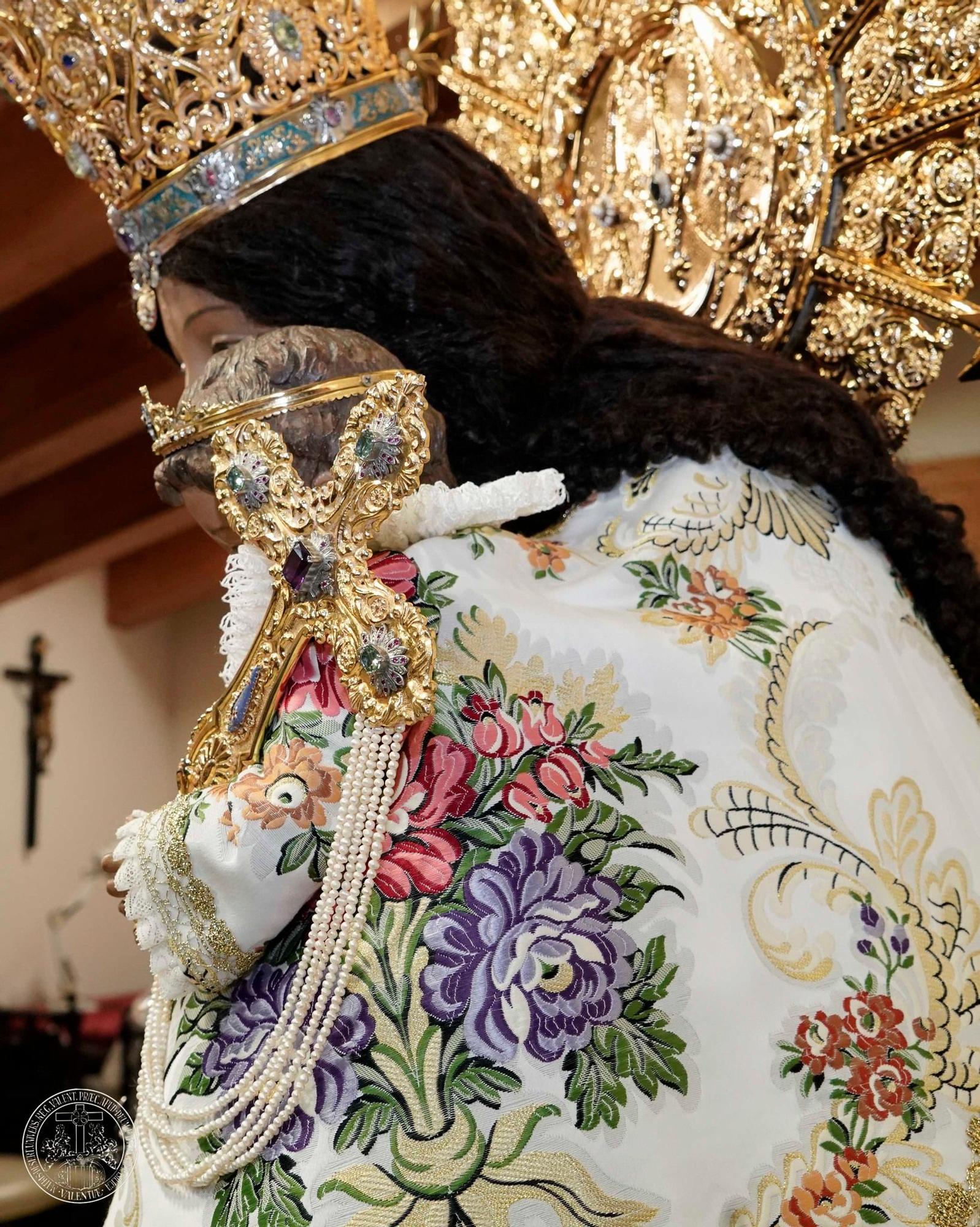 Así es el manto de la Virgen en el Besamanos, regalado por la falla Telefónica