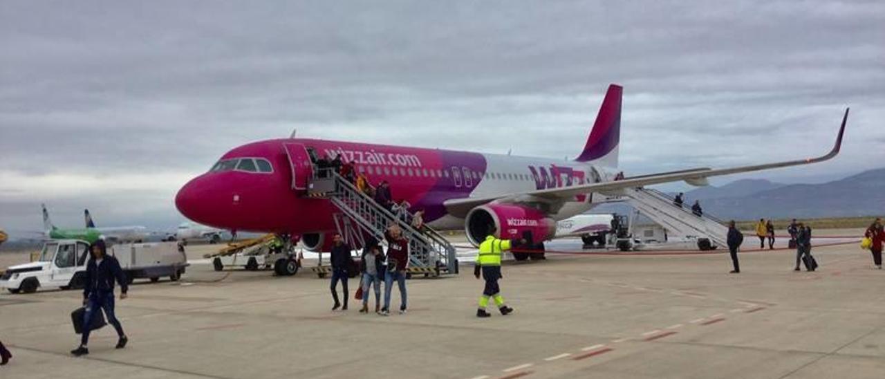 Avión de Wizz Air ayer en el aeropuerto de Castelló.