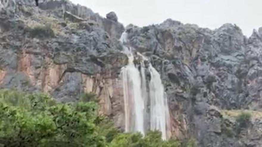 In Sa Calobra bildet sich nach den starken Regenfällen ein spektakulärer Wasserfall