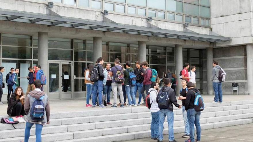 Alumnos a las puertas de la Escuela Politécnica de Mieres.