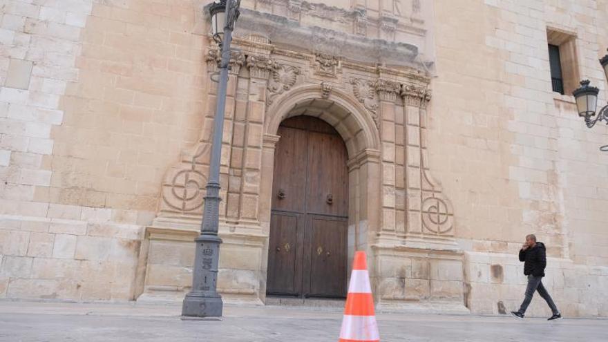 El estado de las baldosas de la plaza del Congreso Eucarístico y las vallas colocadas el sábado. | A.FAJARDO