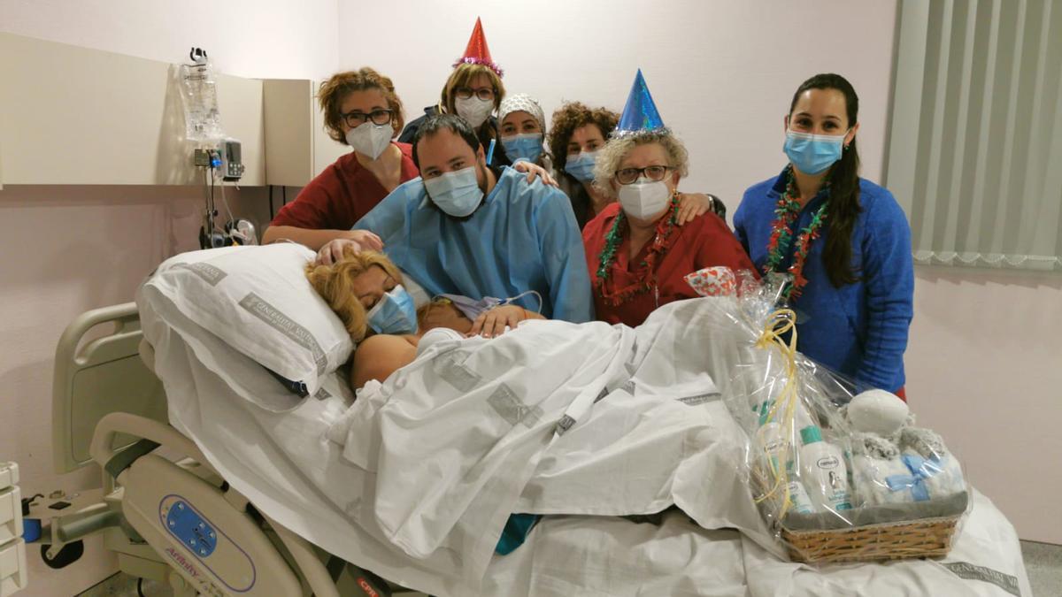 Amaia con sus padres y el equipo sanitario del Hospital de Sagunt.