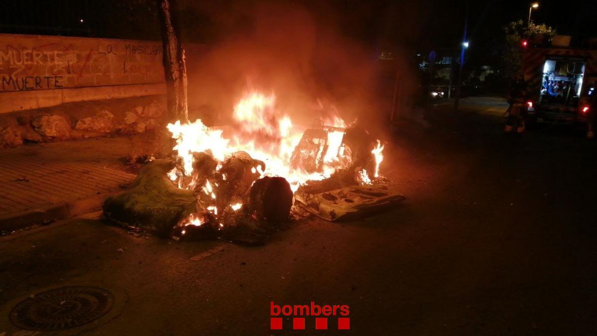 El cotxe de Figueres totalment afectat per les flames