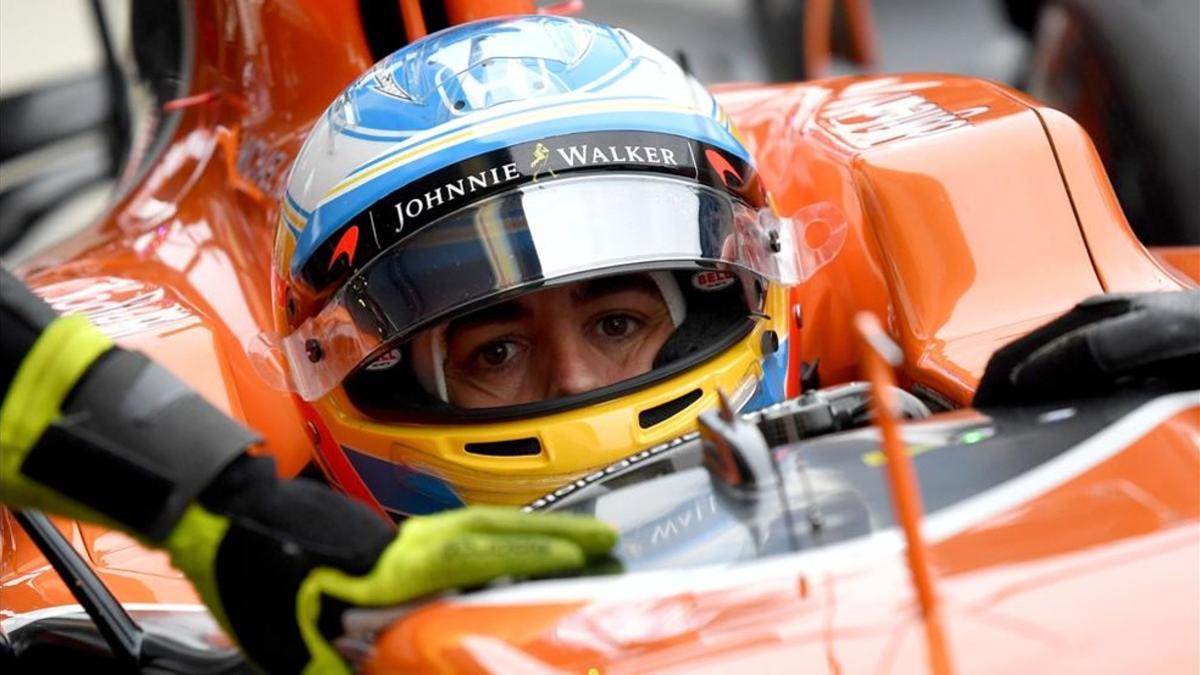 Fernando, dentro del habitáculo de su McLaren
