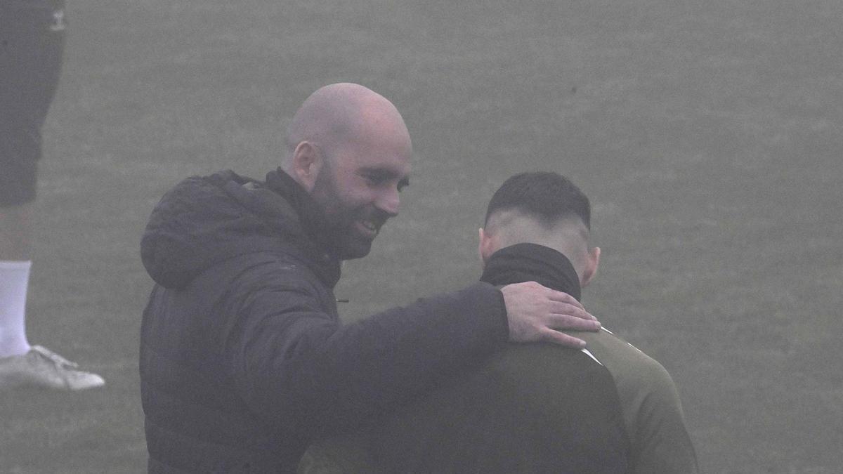 Claudio Giráldez conversar con Jutglà en el entrenamiento de ayer en Afouteza.