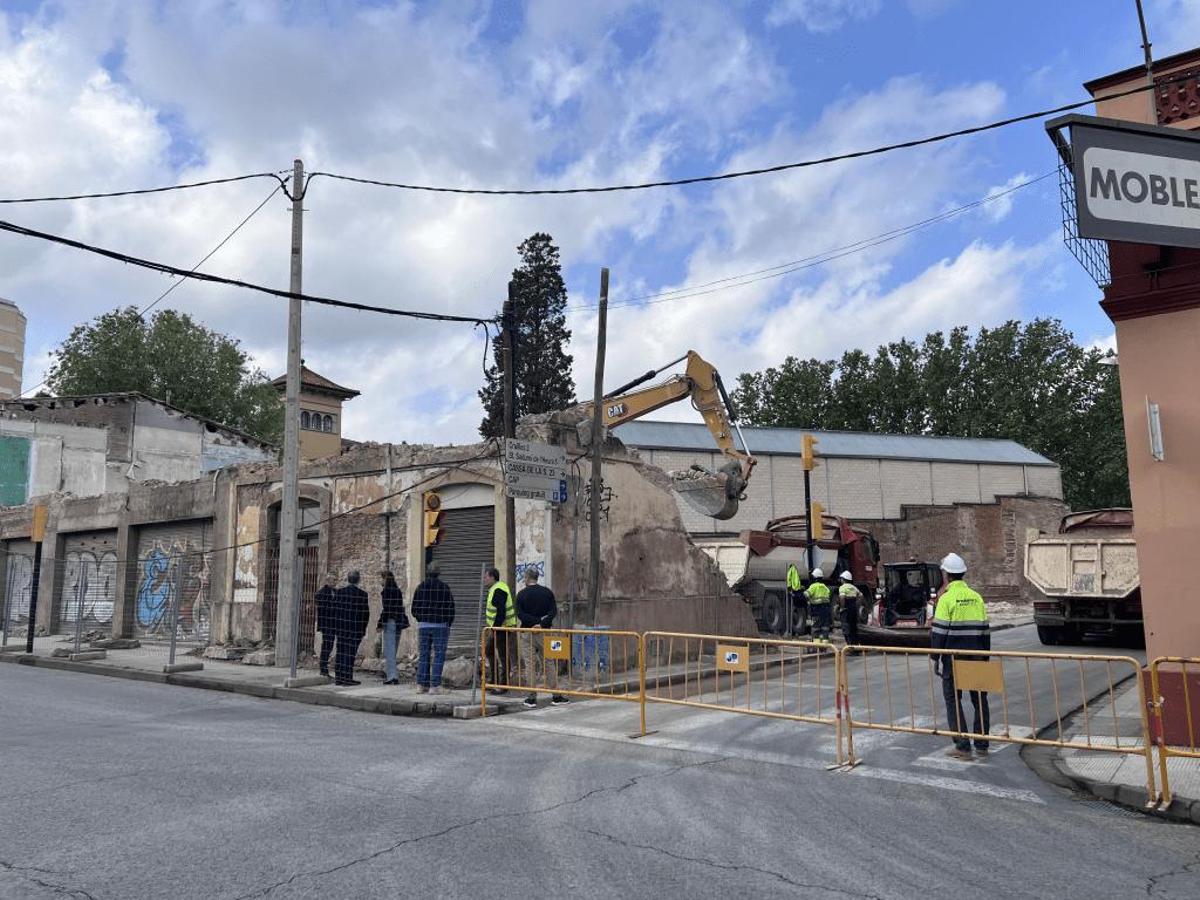 Procés d'enderroc dels edificis al carrer de l'Aigüeta de La Bisbal d'Empordà