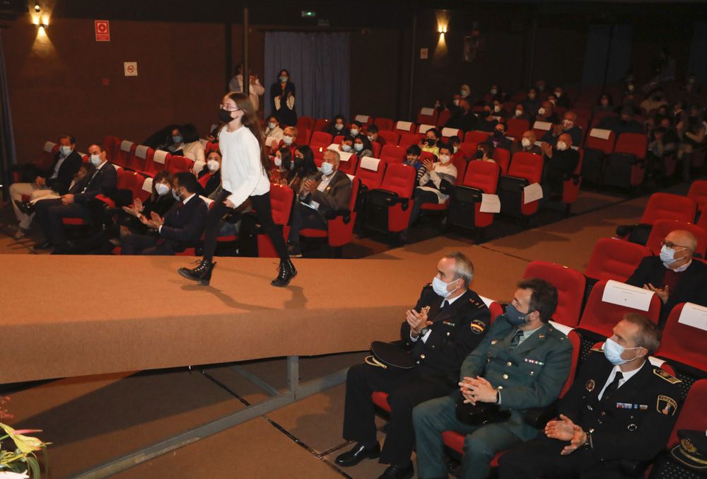 Alumnos de primaria leen artículos de la Constitución, en la casa de cultura del Port de Sagunt.