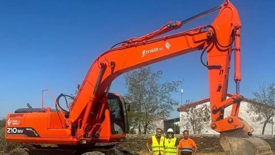 Pescueza recibe 100.000 euros de la diputación de Cáceres para finalizar la construcción de su piscina municipal
