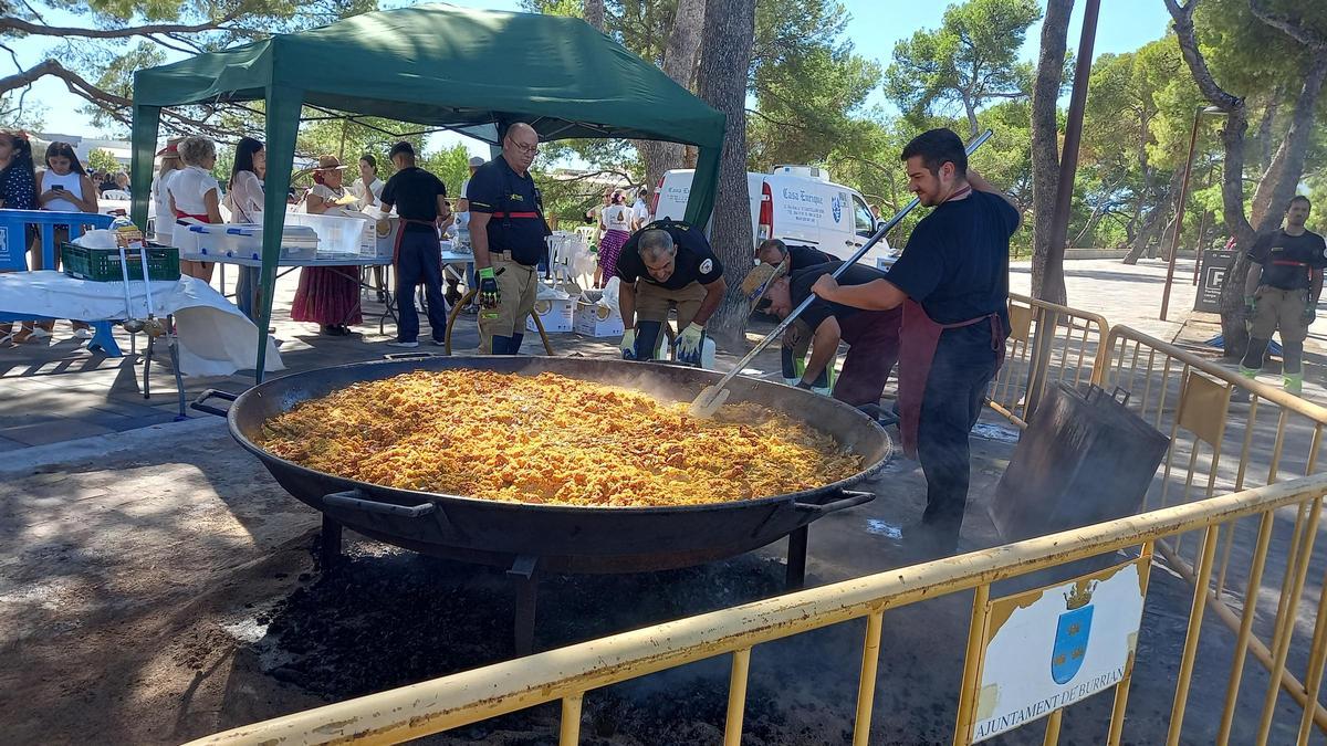 En Santa Quiteria han cocinado una paella para los participantes en el festival.