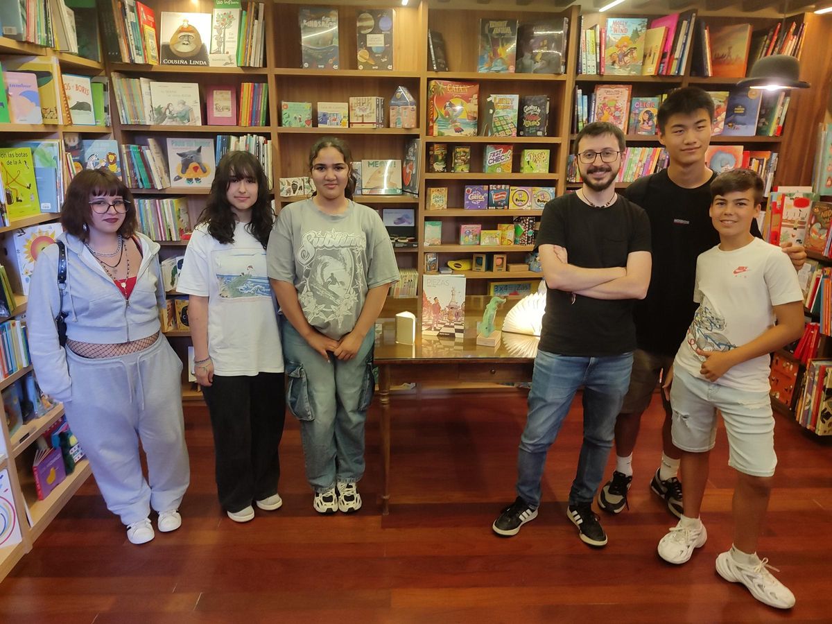 Entrega de los premios "Tinta de lura", en la librería Wells, con el premiado Víctor Pinel (3º dcha.).
