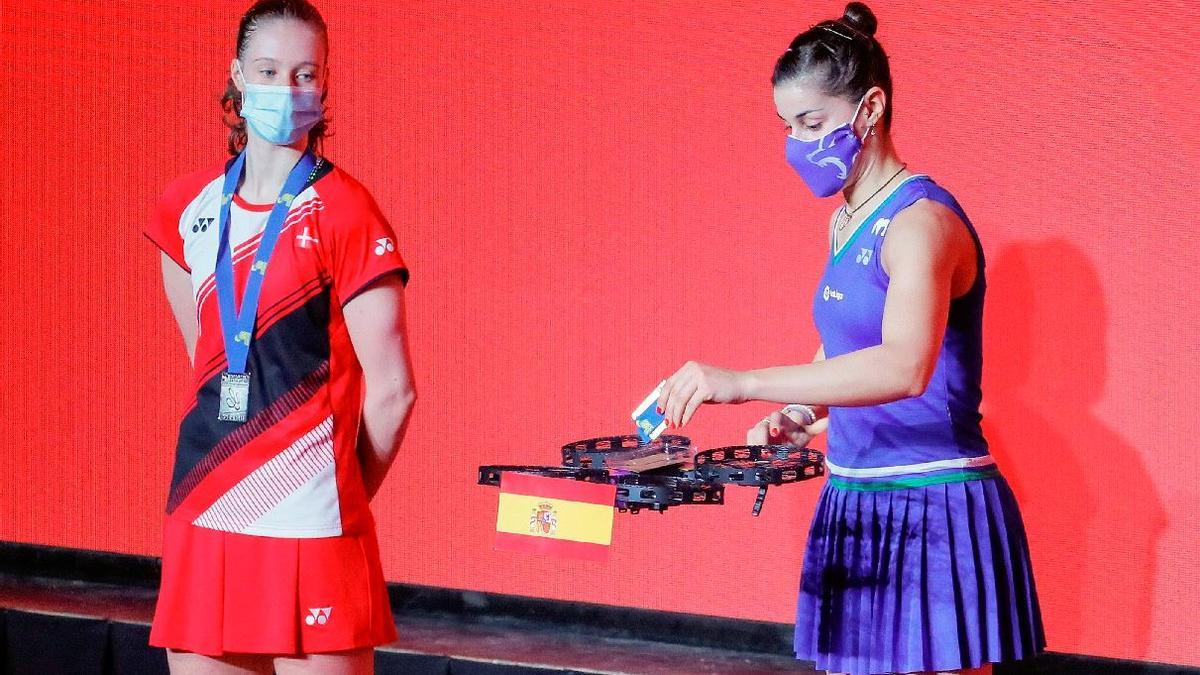 Carolina Marín recoge la medalla de campeona desde un drone