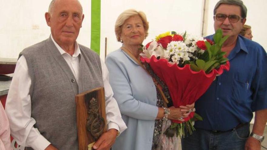 Ubaldo García, su mujer, Orfelina, y José de Arango, dirigente vecinal, en un homenaje al primero en Mallecina, en 2011.