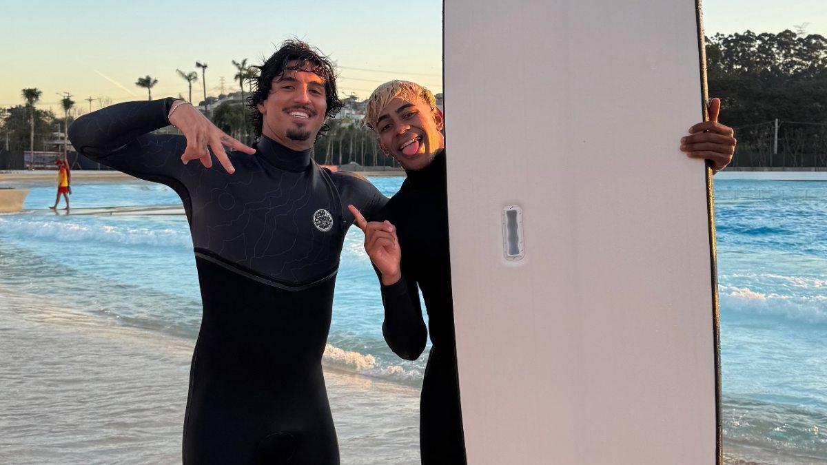 Lamine Yamal con el surfista brasileño Gabriel Medina en Sao Paulo