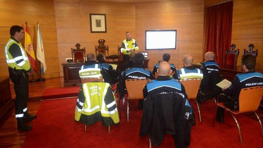 Uno de las charlas previas a los controles realizados ayer en Cambados. // Noé Parga