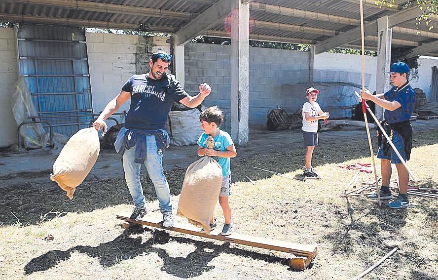 Nenos e maiores compartiron xogos tradicionais.