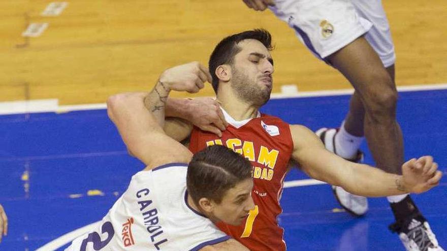 Carroll, del Real Madrid, ante el murciano Campazzo. // Marcial Guillén