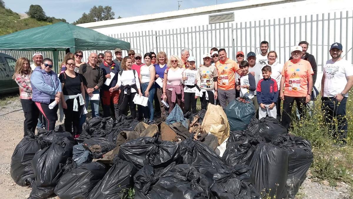 Voluntarios de la Asociación Delbache Drone, en una de las recogidas de basura al pie de la Sierra de Churriana.