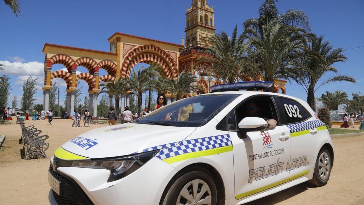 Un coche de la Policía Local, en la Feria de Córdoba.