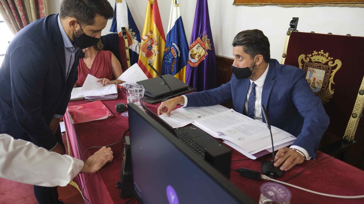 El líder de CC, Jonathan Domínguez, y el alcalde, Luis Yeray Gutiérrez.