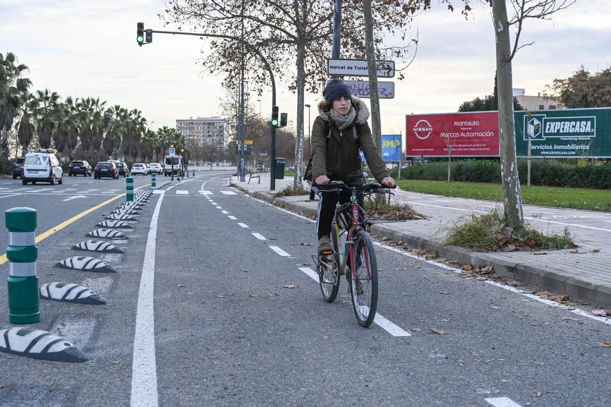 Unos topes de gran tamaño impiden la invasión del carril por los vehículos