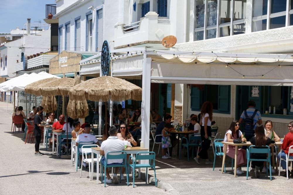 Mucho ambiente en las calles por el buen tiempo y reapertura de negocios.